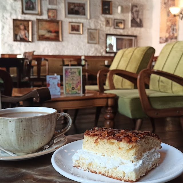 Turkish-German Bookstore and Cafe thumb 3